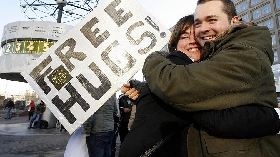 Einfach mal in den Arm nehmen: Am Umarmungstag (21. Januar) ist das besonders erwünscht. Foto: dpa