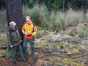Forstbetriebsleiter Albert Schrenker (links) und Nobert Seitz müssen nicht lange suchen, bis sie ihre schönen Lärchen im Forstrevier Mönchröden finden: Im Outdoor-Tablet sind die Positionsdaten gespeichert. Im Hintergrund wächst derweil schon der Lärchen-Nachwuchs. Foto: Berthold Köhler