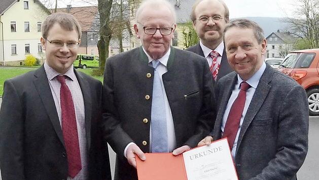 Ehrung beim SPD-Ortsverein Gundelsdorf-Knellendorf-Glosberg (v.&nbsp;l.): Sven Schuster, Klaus Endres, Ralf Pohl und Norbert Gr&auml;bner  Foto: K.- H. Hofmann