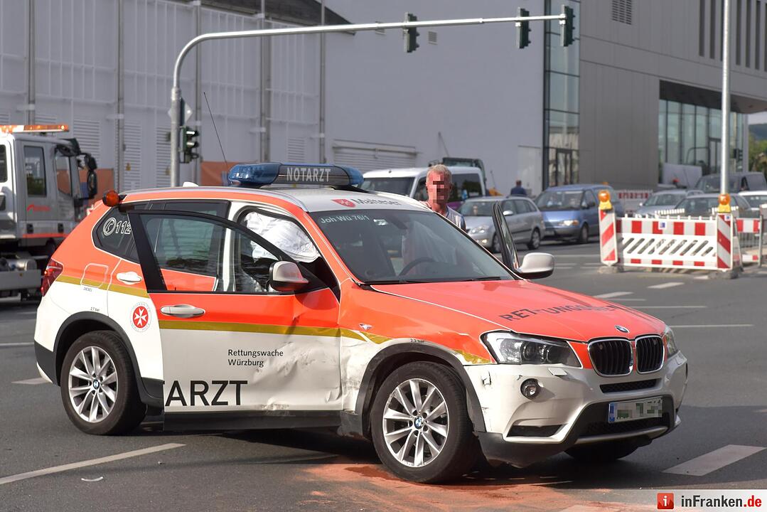 Notarztwagen verunglückt auf Einsatzfahrt