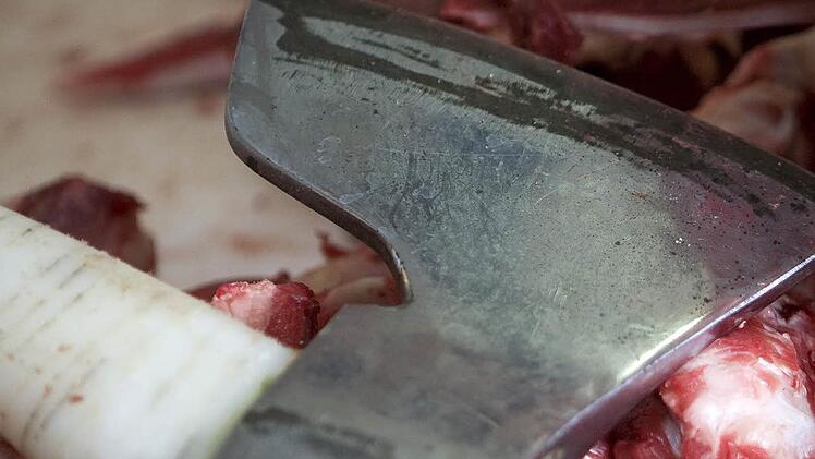 In einer Gaststätte in Lichtenfels hat am Freitagabend ein Gast mit einer Axt für Aufregung gesorgt. Symbolbild: dpa