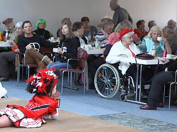 Hautnah dran: Die Senioren und die Tänzerinnen, hier das Minimariechen Anna Lena, feierten zusammen, Foto: Thomas Dill