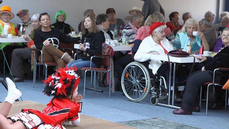 Hautnah dran: Die Senioren und die Tänzerinnen, hier das Minimariechen Anna Lena, feierten zusammen, Foto: Thomas Dill