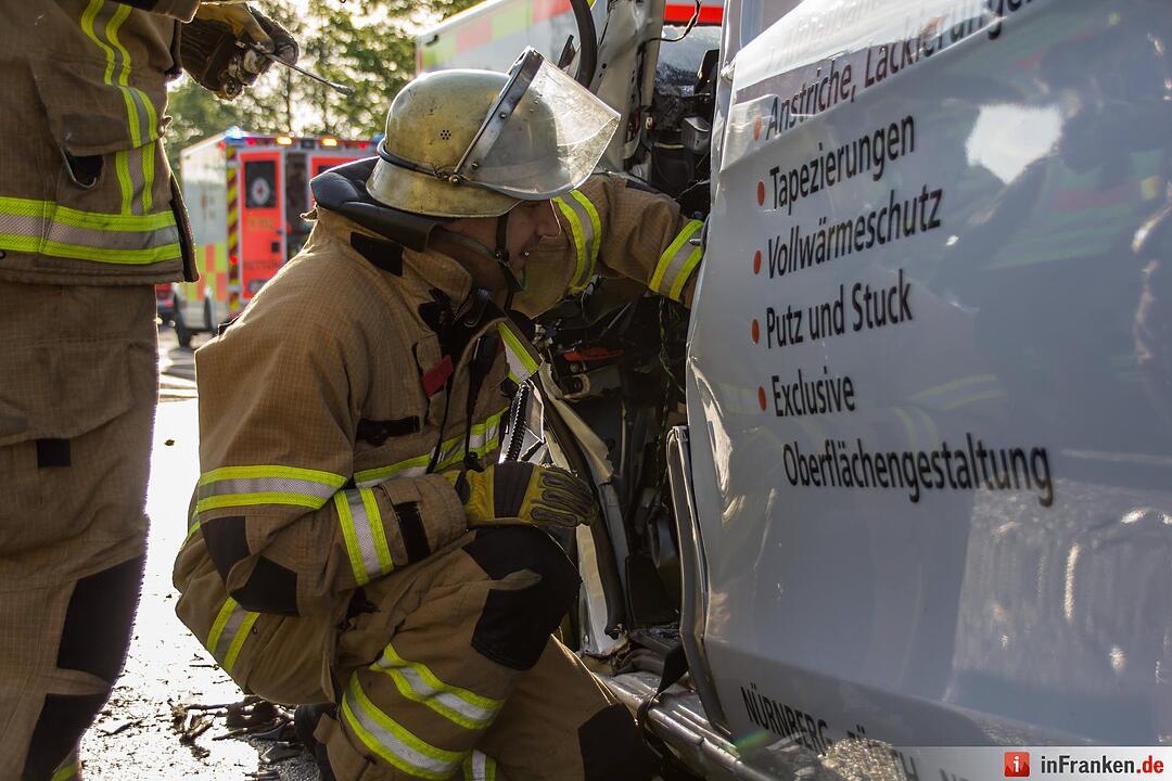 Schwerer Unfall in Fürth: Kleintransporter kracht in Kehrfahrzeug