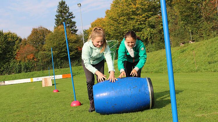 Mit Spaß beim Fassrollen dabei: Ciara Adelsbach und Amelie Alt Doris Bauer