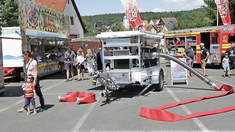 Feuerwehren und THW führen ihre Geräte vor.