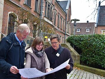 In das historische Ensemble zieht nun auch  digitale Technik ein. Über das Vorhaben informierten Günter Tschech, Leiter des Gewerbeaufsichtsamtes (links) sowie Frauke Schwindt-von Berg und Jürgen König (beide Staatliches Bauamt Bamberg). Foto: Gabi Arnold
