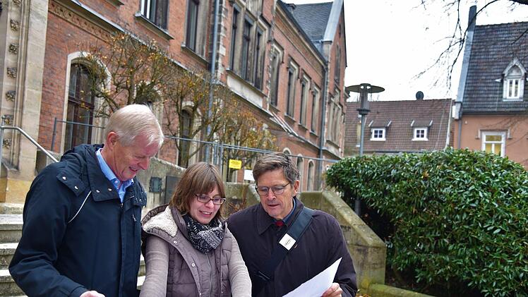 In das historische Ensemble zieht nun auch  digitale Technik ein. Über das Vorhaben informierten Günter Tschech, Leiter des Gewerbeaufsichtsamtes (links) sowie Frauke Schwindt-von Berg und Jürgen König (beide Staatliches Bauamt Bamberg). Foto: Gabi Arnold
