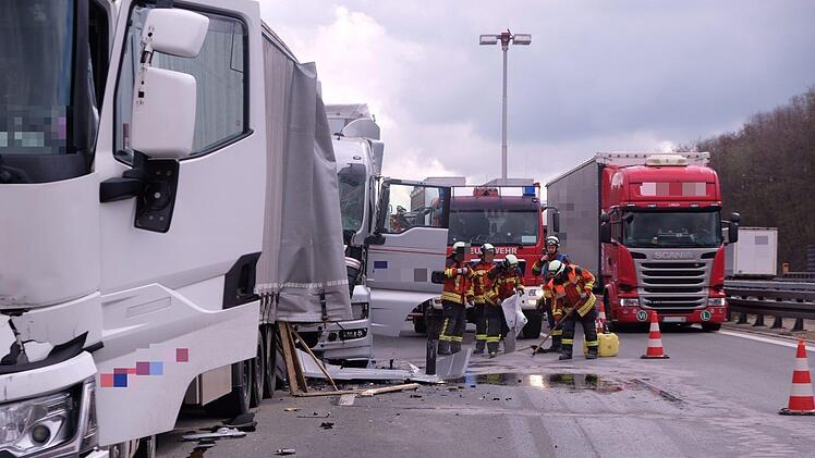 Teilweise konnte der Verkehr an der Unfallstelle vorbeigef&uuml;hrt werden, am Mittag war die A3 aber voll gesperrt. Foto: NEWS5/Grundmann