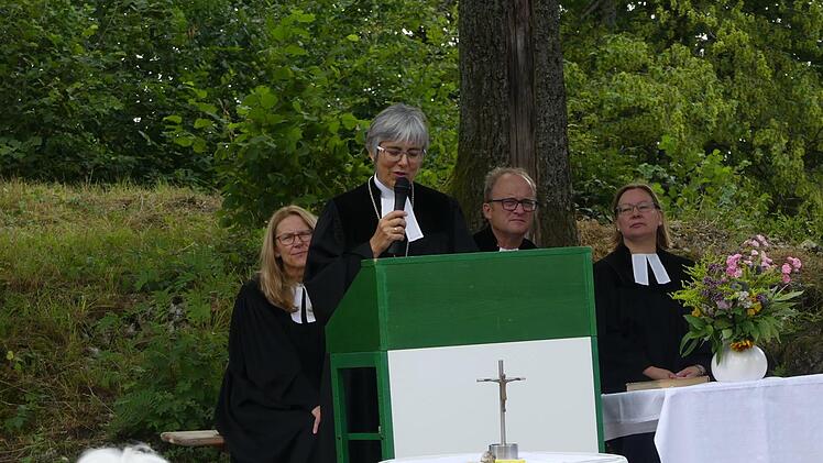 Pfarrerin Ulrike Werner, Regionalbischöfin Dorothea Greiner, Pfarrer Peter Herbert und Pfarrerin Cornelia Meyer (v. l.) Foto: Paul Pöhlmann
