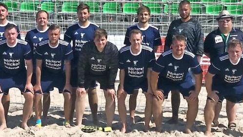 Das Team des 1. FC 0815 Friedersdorf: (stehend hinten v. l.) Co-Trainer Stefan Scheiblich, Florian Schmierer, Johannes Schmidt, Kevin Wagner, Markus Horn, Trainer Sebastian Schmierer. (Vordere Reihe v. l.) Danny Martin, Michael Fr&ouml;ba, Tobias Engelhardt, Patrick Hanna, Philip Scherbel und Stefan B&ouml;hnlein. Es fehlten verletzungsbedingt: Andreas B&ouml;hnlein und Adrian Lieb.  Foto: Rainer Glissnik