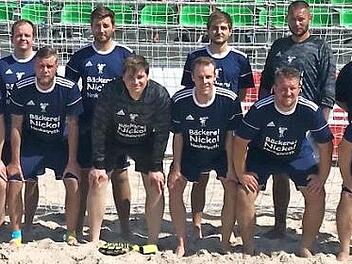 Das Team des 1. FC 0815 Friedersdorf: (stehend hinten v. l.) Co-Trainer Stefan Scheiblich, Florian Schmierer, Johannes Schmidt, Kevin Wagner, Markus Horn, Trainer Sebastian Schmierer. (Vordere Reihe v. l.) Danny Martin, Michael Fröba, Tobias Engelhardt, Patrick Hanna, Philip Scherbel und Stefan Böhnlein. Es fehlten verletzungsbedingt: Andreas Böhnlein und Adrian Lieb.  Foto: Rainer Glissnik