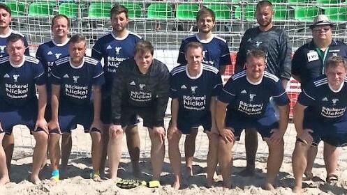 Das Team des 1. FC 0815 Friedersdorf: (stehend hinten v. l.) Co-Trainer Stefan Scheiblich, Florian Schmierer, Johannes Schmidt, Kevin Wagner, Markus Horn, Trainer Sebastian Schmierer. (Vordere Reihe v. l.) Danny Martin, Michael Fröba, Tobias Engelhardt, Patrick Hanna, Philip Scherbel und Stefan Böhnlein. Es fehlten verletzungsbedingt: Andreas Böhnlein und Adrian Lieb.  Foto: Rainer Glissnik