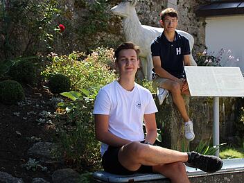 Sie würden das Bildungssystem gerne umkrempeln, nehmen ihre Lehrer aber auch in Schutz: Edwin Eirich (links) und Marlon Benkert berichten vom Schulalltag in Corona-Zeiten. Foto: Ulrike Müller