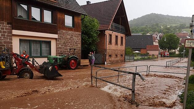 Nach dem Starkregen am 5. Juni bei Windheim trat der Hofbach über die Ufer. Zum Glück für die Windheimer führte der Klingenbach kein Hochwasser.