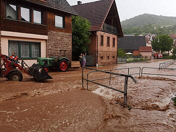 Nach dem Starkregen am 5. Juni bei Windheim trat der Hofbach über die Ufer. Zum Glück für die Windheimer führte der Klingenbach kein Hochwasser.