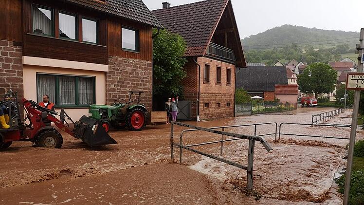 Nach dem Starkregen am 5. Juni bei Windheim trat der Hofbach über die Ufer. Zum Glück für die Windheimer führte der Klingenbach kein Hochwasser.