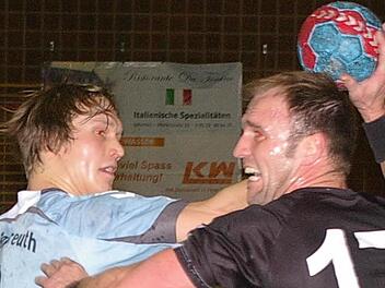 Radovan Suchy (TSV Rödelsee, rechts) muss sich gegen Marius Hümpfer mächtig ins Zeug legen. Foto: Krumpholz