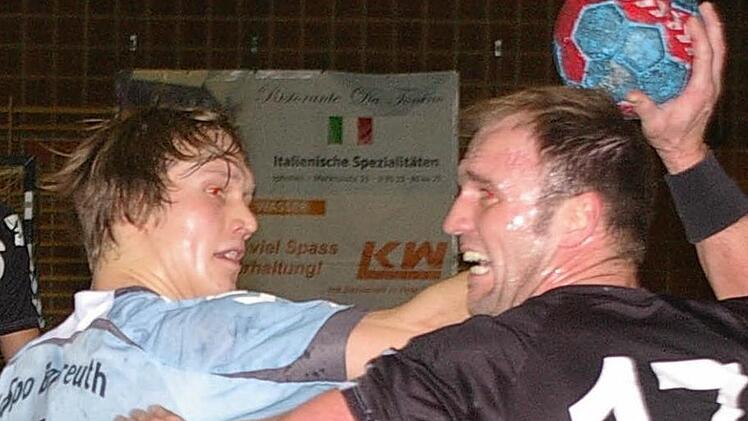 Radovan Suchy (TSV Rödelsee, rechts) muss sich gegen Marius Hümpfer mächtig ins Zeug legen. Foto: Krumpholz