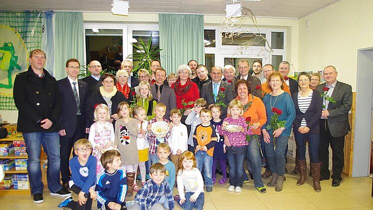 Im Rosenberg-Kindergarten ist die Freude über die neue Lernwerkstatt groß. Das Bild zeigt das Kindergarten-Team mit Sponsoren, Helfern sowie Ehrengästen. Foto: Heike Schülein