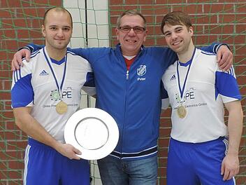Die Steinwiesener Radballer Markus Michel (links) und Sebastian Rehmet, im Bild mit Trainer und Betreuer Peter Rehmet, wurden in Rottendorf bayerischer Meister. Foto: Franz