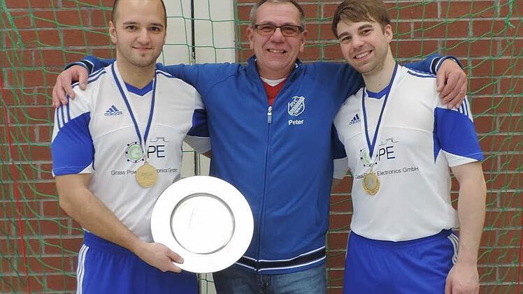Die Steinwiesener Radballer Markus Michel (links) und Sebastian Rehmet, im Bild mit Trainer und Betreuer Peter Rehmet, wurden in Rottendorf bayerischer Meister. Foto: Franz