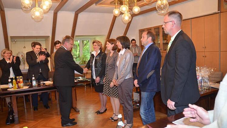 Vereidigung und Amtseinführung neuer Gemeinderäte. Von links Bürgermeister Herbert Schneider, Steffi Treusch, Christina Härtlein, Kerstin Schmidt- Müller, Thomas Friedlein, Heiko Meusel. Foto: Karl-Heinz Hofmann