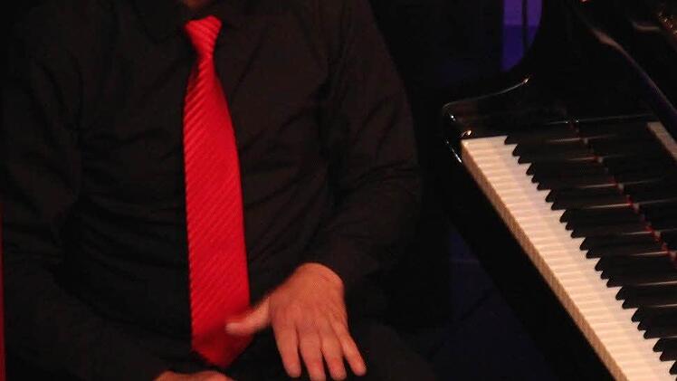 Jörg Beckenbauer von den Amazingers an der Trommel