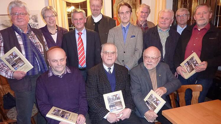 Bei der Vorstellung des Heimatkundlichen Jahrbuchs des Landkreises Kronach. Obere Reihe, von links: Dieter Fehn, Dekanin Dorothea Richter, Landrat Oswald Marr, Regionaldekan Thomas Teuchgräber, Robert Wachter, Verleger Frank de la Porte, Dieter Lau, Hans Blinzler, Siegfried Scheidig; untere Reihe, von links: Schriftleiter Bernd Graf, Klaus Loscher und Roland Graf Foto: Gerd Fleischmann