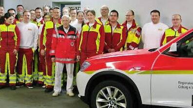 Am Ende seiner letzten Schicht als Notarzt wird Dr. Gerhard Beyer in der Rettungswache überrascht. Foto: ASB