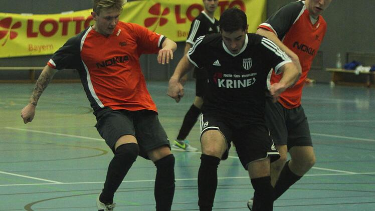 FC Sand - TSV Kirchaich. Der Sander Dinis Ribeiro (vorn) setzt sich hier gegen die Kirchaicher Johannes Schwinn (l.) und Johannes Burger durch.