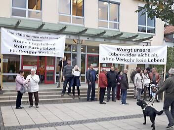 Aufmarsch vor der Hallstadter Stadtratssitzung Foto: Anette Schreiber
