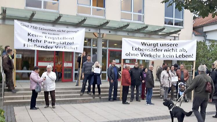 Aufmarsch vor der Hallstadter Stadtratssitzung Foto: Anette Schreiber