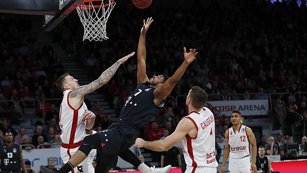 Im Schlussviertel gab es keine einfachen Punkte mehr f&uuml;r die Bonner. Hier liegt der Ex-Bamberger Ryan Thompson (Mitte) im Duell mit Daniel Theis (l.) und Fabien Causeur quer in der Luft. Foto: Daniel L&ouml;b