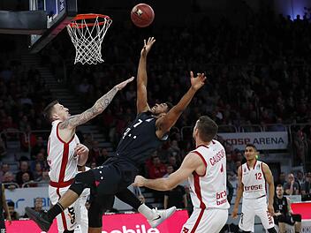 Im Schlussviertel gab es keine einfachen Punkte mehr für die Bonner. Hier liegt der Ex-Bamberger Ryan Thompson (Mitte) im Duell mit Daniel Theis (l.) und Fabien Causeur quer in der Luft. Foto: Daniel Löb