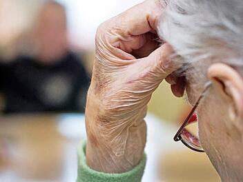 Je älter man wird, desto höher ist die Wahrscheinlichkeit, an Demenz zu erkranken: Warnsignale sind Vergesslichkeit, Sprachprobleme und dass Alltagstätigkeiten nicht mehr so gut gelingen. Die Caritas im Kreis Kronach widmet sich im Januar und Februar dem Thema. Foto: Patrick Pleul/dpa