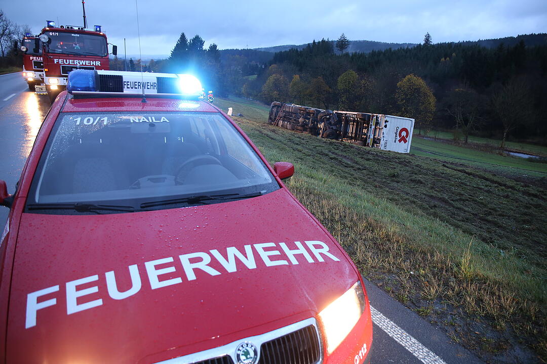 LKW fliegt von der BundesstraÃŸe