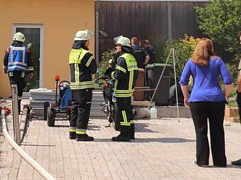 Die Hausbesitzer konnten nur noch zusehen, wie die Feuerwehr ihre Arbeit erledigt. Foto: Johanna Blum