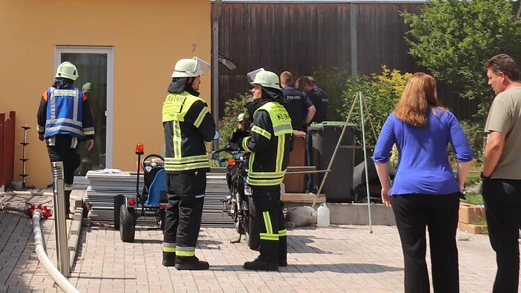 Die Hausbesitzer konnten nur noch zusehen, wie die Feuerwehr ihre Arbeit erledigt. Foto: Johanna Blum
