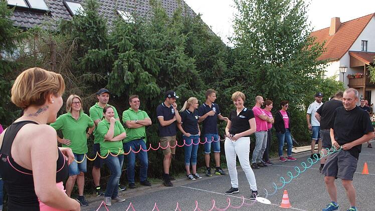 Die Zuschauer amüsieren sich köstlich wie hier Christian Barth von der Mannschaft des CSU-Ortsverbands mit unterschiedlichen Bewegungen versucht die silberfarbene CD-Scheibe durch Schwingen einer Spirale zu seiner Kollegin zu transportieren. Foto: Alfred Thieret