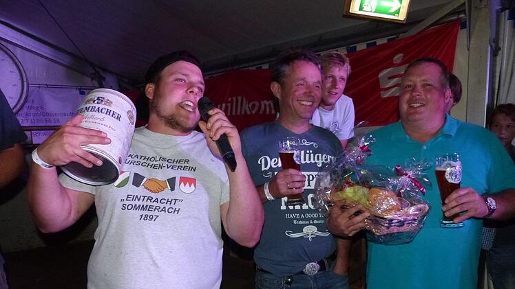 Über zwei Preise - ein 5-Liter-Fass Bier und einen Brotzeitkorb - freute sich der Katholische Burschenverein Sommerach.