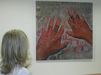 "Die Übermacht", eine übermalte Collage die eigentlich dem Kulturpreis des Malers gewidmet ist, regt zum Nachdenken an. Foto: Winfried Ehling