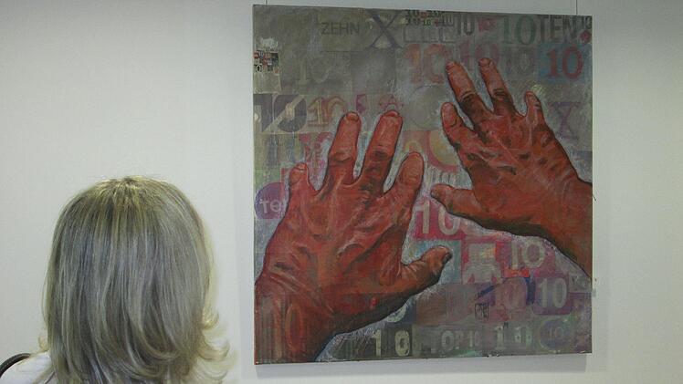 "Die Übermacht", eine übermalte Collage die eigentlich dem Kulturpreis des Malers gewidmet ist, regt zum Nachdenken an. Foto: Winfried Ehling