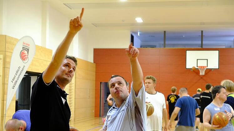 Der Jugendtrainer der Bamberger Brose Baskets, Sebastian B&ouml;hnlein (links), hatte viele lernbegierige Sportler zu betreuen, die sich von den Basketball-Profis etwas abschauen wollten. Gerhard Fischer