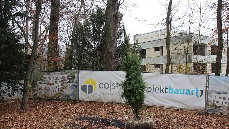Das ehemalige DSZ in Coburg steht mittlerweile als entkernte Bauruine da.  Am Donnerstag wurde damit begonnen, einen Sichtschutz in Richtung Hofgarten zu pflanzen.Oliver Schmidt