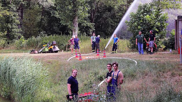 Die Feuerwehr M&uuml;nnerstadt half dem Sportfischerclub und pumpte Wasser von einem Teich in einen T&uuml;mpel in der N&auml;he des Tierheims Wannigsm&uuml;hle, in dem die Kleintiere stark an Wassermangel und Hitze litten.