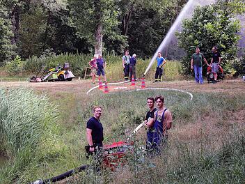 Die Feuerwehr Münnerstadt half dem Sportfischerclub und pumpte Wasser von einem Teich in einen Tümpel in der Nähe des Tierheims Wannigsmühle, in dem die Kleintiere stark an Wassermangel und Hitze litten.