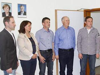Die fünf neuen Gemeinderäte (v.l.) werden vereidigt: Manuel Vogel (UGL), Silvia Bieger (BHH), Stefan Förtsch (DGB), Edelhardt Reh (WSSÄ) und Christian Hopfengärtner (WEU).  Foto: Reinhard Löwisch