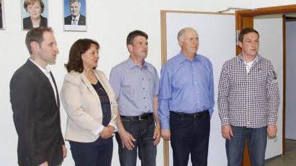 Die fünf neuen Gemeinderäte (v.l.) werden vereidigt: Manuel Vogel (UGL), Silvia Bieger (BHH), Stefan Förtsch (DGB), Edelhardt Reh (WSSÄ) und Christian Hopfengärtner (WEU).  Foto: Reinhard Löwisch