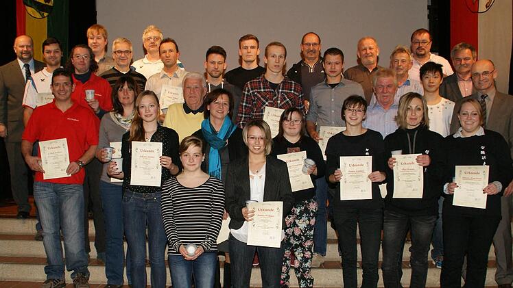Beachtliche Leistungen bis hin zur Weltmeisterschaft wurden bei den Keglern und Kampfsportlern ausgezeichnet.